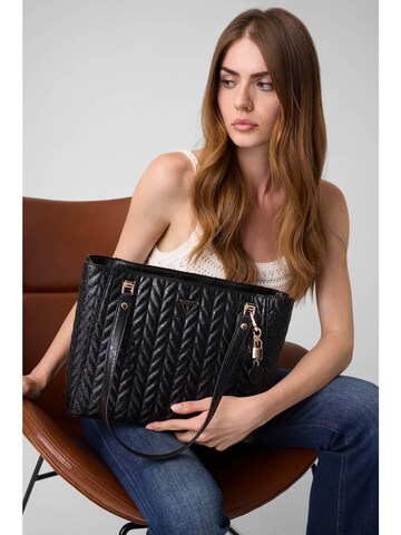GUESS Schultertasche 'Stacey' in Schwarz