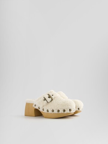 Bershka Clogs in Weiß