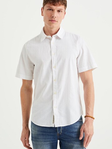 Regular fit Camicia di WE Fashion in bianco: frontale