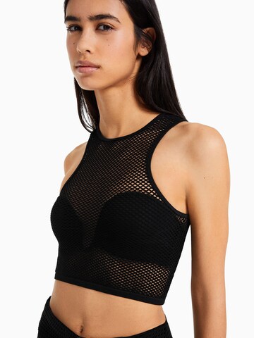 Top de la Bershka pe negru