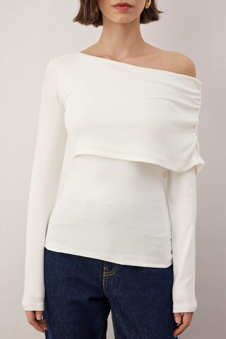 Trendyol Shirt in Beige