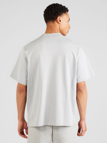 Nike Sportswear T-shirt i grå