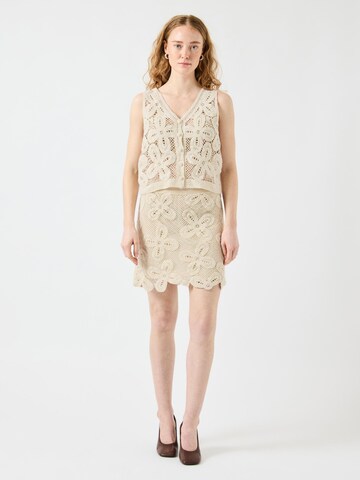 Gonna 'YASAnula' di YAS in beige