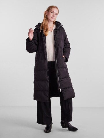 Y.A.S Mantel 'Puffa' in Schwarz