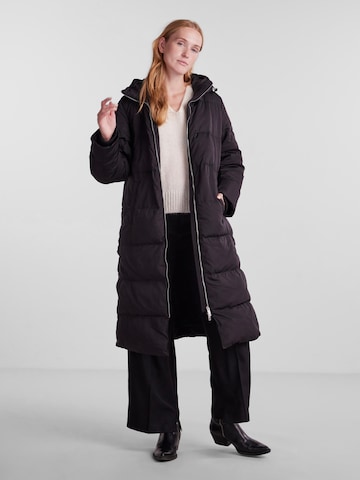 Y.A.S Mantel 'Puffa' in Schwarz