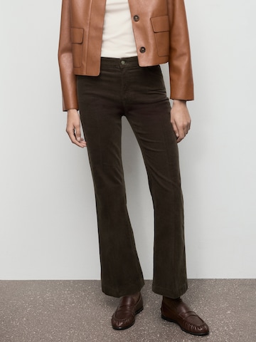 MANGO Flared Jeans in Rood: voorkant