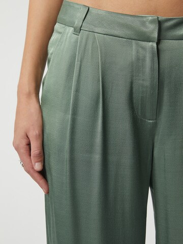 Loosefit Pantaloni cutați 'Matilda' de la Young Poets pe verde