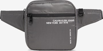 Calvin Klein Jeans Gürteltasche in Grau: predná strana