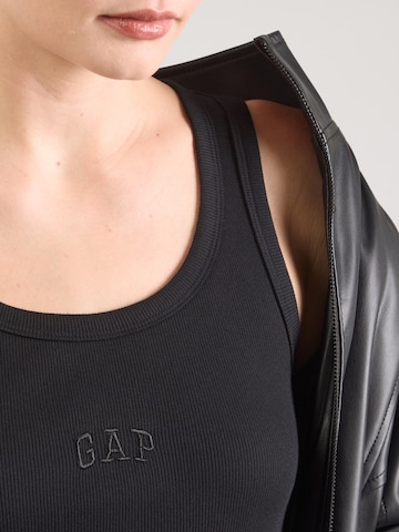 Top de la GAP pe negru