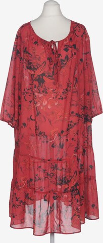Sara Lindholm Dress in 8XL in Red: front