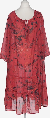 Sara Lindholm Dress in 8XL in Red: front