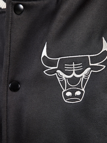 NEW ERA Övergångsjacka 'CHIBUL' i svart