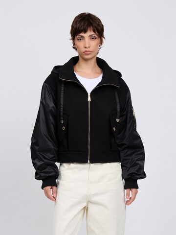 Influencer Jacke in Schwarz: Vorderseite
