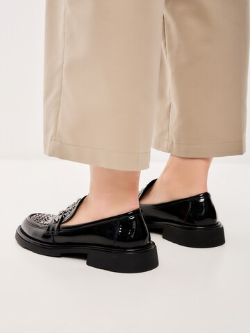 CESARE GASPARI Classic Flats in Black