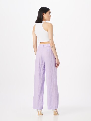 Gina Tricot Voľný strih Plisované nohavice 'Denise' - fialová
