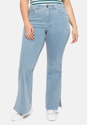 SHEEGO Flared Jeans in Blauw: voorkant