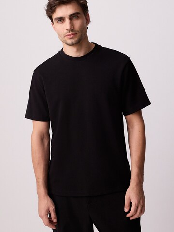 Tricou de la Next pe negru: față