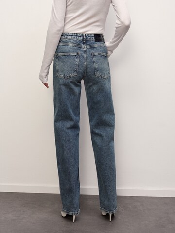 RÆRE by Lorena Rae Широка кройка Дънки 'Gita' в синьо