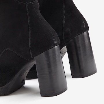 LASCANA Lace-Up Ankle Boots in Black
