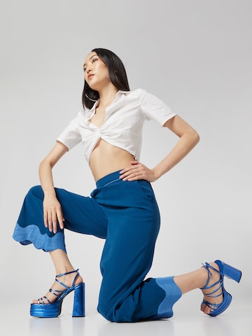 Katy Perry exclusive for ABOUT YOU - Bootcut Calças 'Nora' em azul