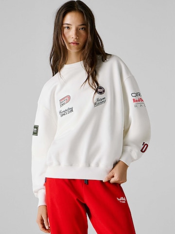 Red Bull Racing x Pepe Jeans Sweatshirt 'EST 2004 CREW' in Wit: voorkant