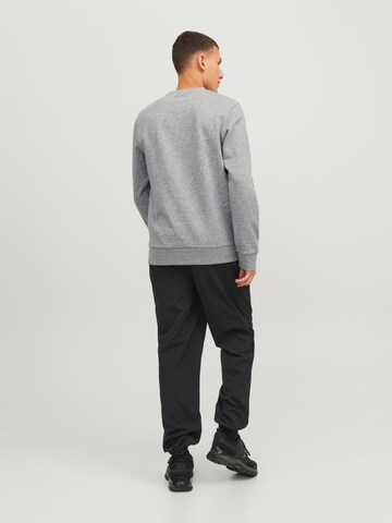 Sweat-shirt 'JCONight' JACK & JONES en gris
