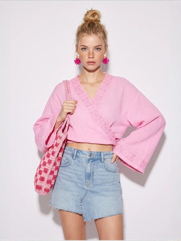 Bianco Lucci Blouse in Pink: front