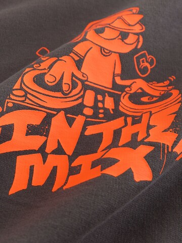 Pijamale de la Next pe gri