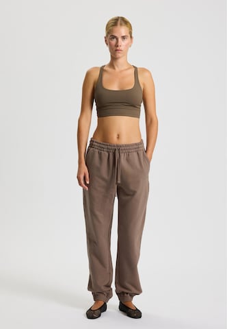 Effilé Pantalon 'One' rethinkit studios en marron