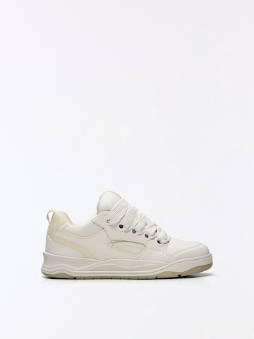 Bershka Låg sneaker i vit