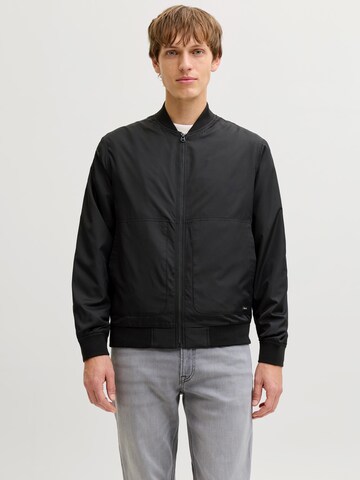 JJ Rebel Välikausitakki 'JREBLANE' värissä musta: etupuoli