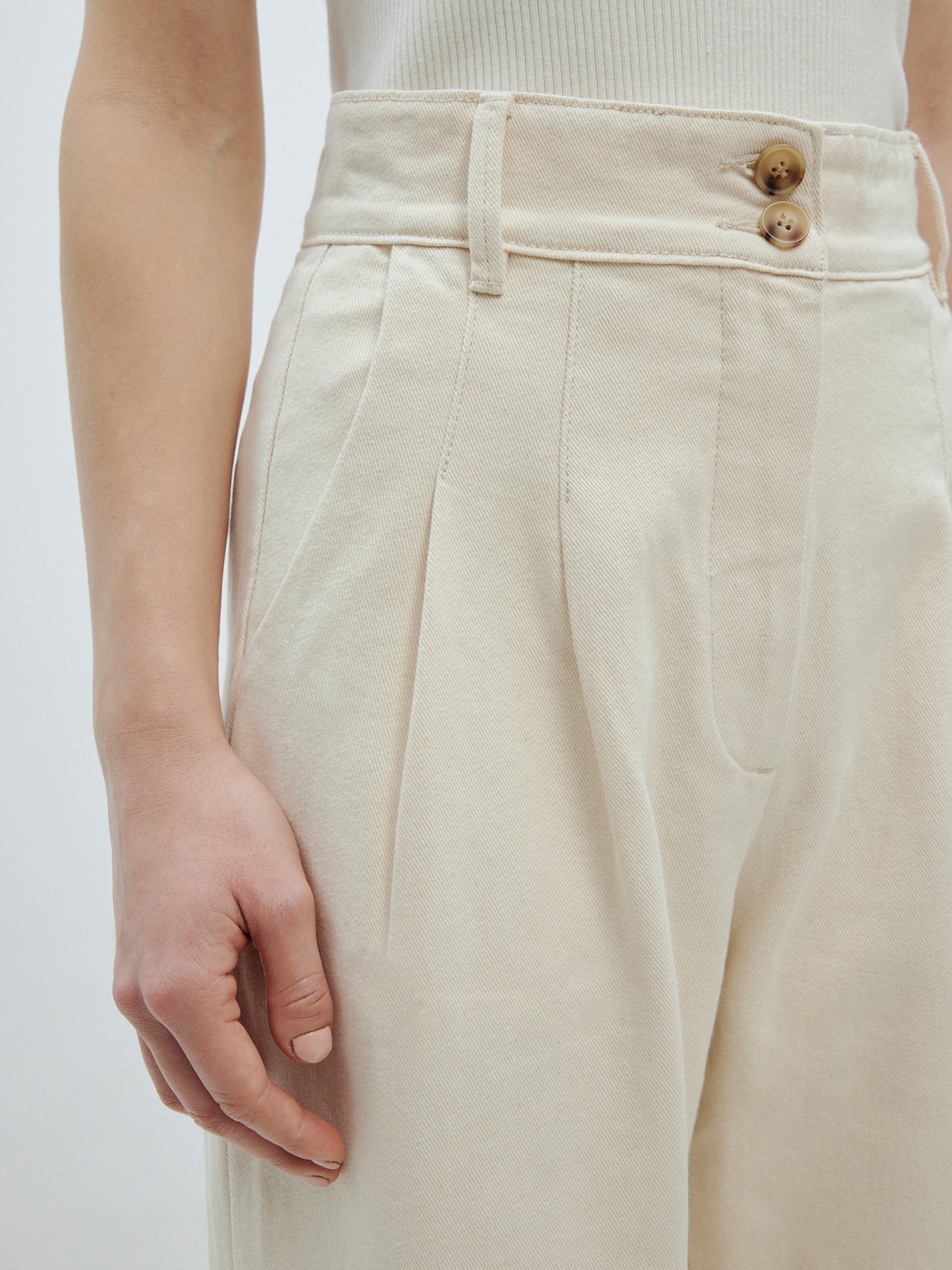 EDITED Pantalón vaquero plisado 'Ellis' beige