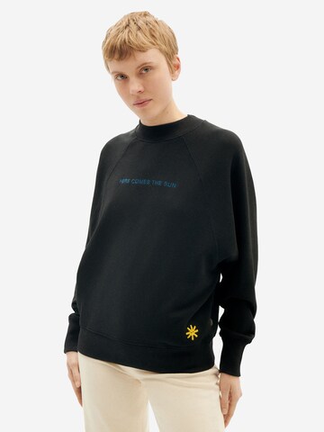 Thinking MU Sweatshirt 'HERE COMES THE SUN' in Zwart: voorkant