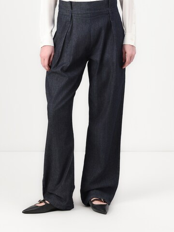 Karl Lagerfeld Loose fit Pleated Jeans in Blue: front
