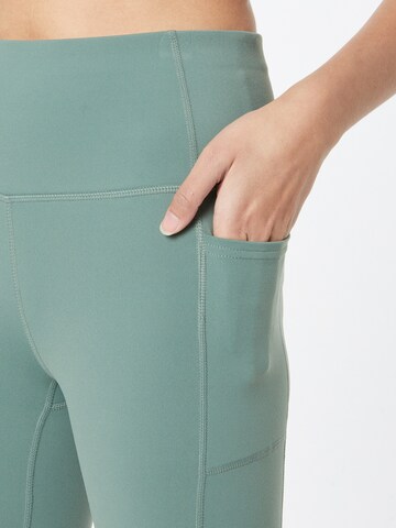 Skinny Pantaloni sportivi di SKECHERS in verde