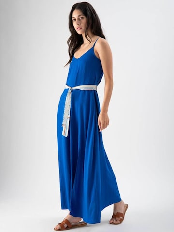 Abito 'Long dress with patterned sash' di MND in blu