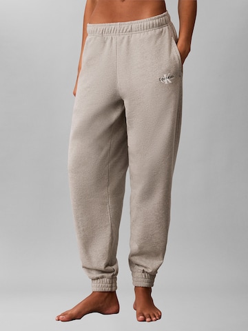 Effilé Pantalon Calvin Klein en gris : devant