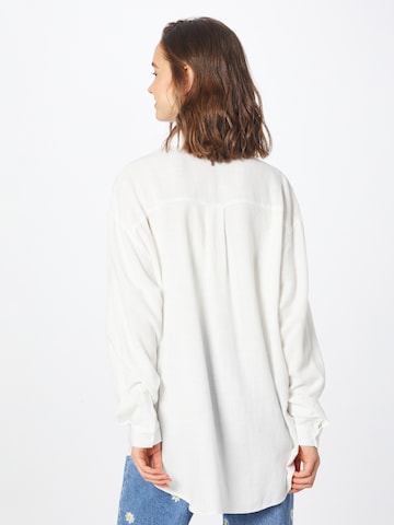 Nasty Gal - Blusa en blanco