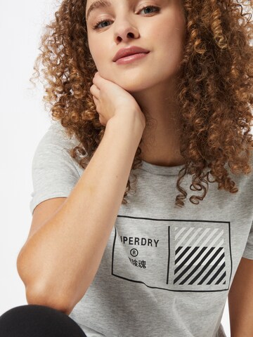 T-shirt fonctionnel 'Train Core' Superdry en gris