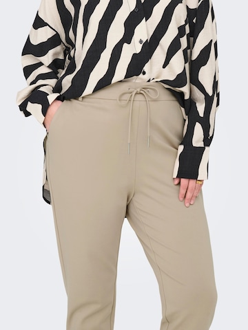 Slimfit Pantaloni 'GOLDTRASH' di ONLY Carmakoma in beige