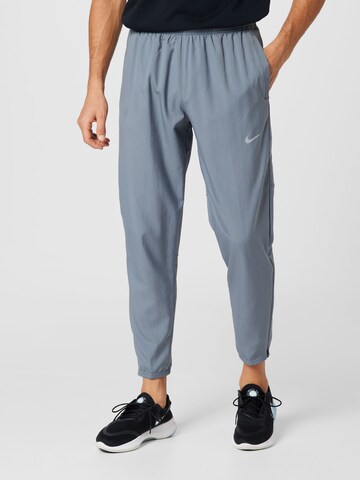 Effilé Pantalon de sport 'Challenger' NIKE en gris : devant