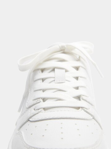 Sneaker bassa di Pull&Bear in bianco