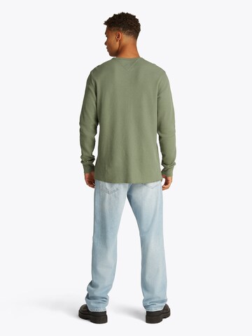 Tricou de la Tommy Jeans pe verde: spate