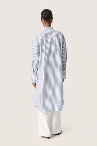 SOAKED IN LUXURY Blousejurk 'Mimilou' in Blauw