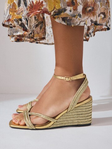 Next - Sandalias en oro: frente