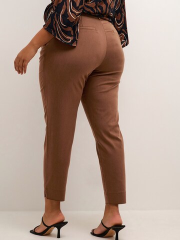 KAFFE CURVE Slimfit Kalhoty 'Leana' – hnědá