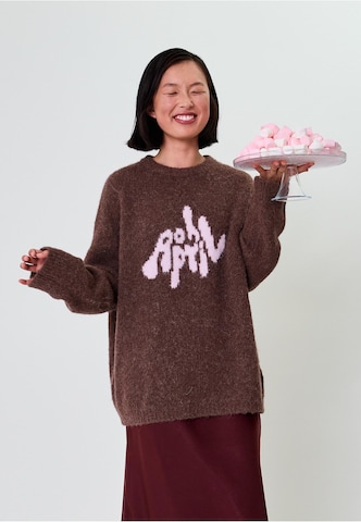 OH APRIL Trui 'Moani' in Bruin: voorkant