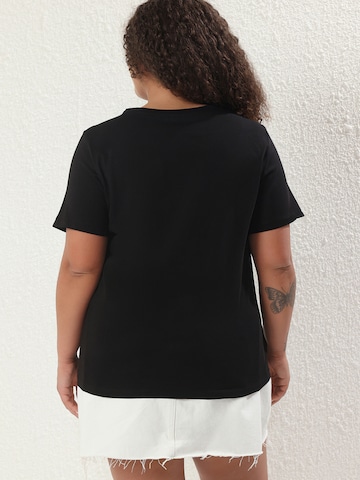 T-shirt Trendyol Curve en noir