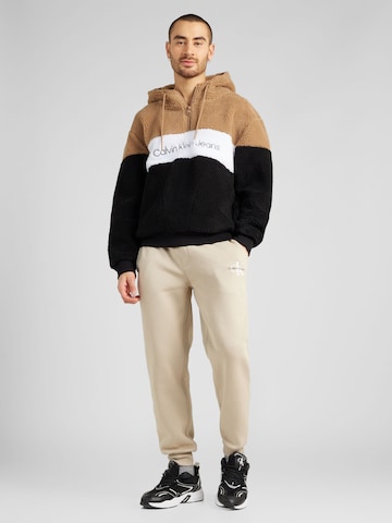 Calvin Klein Jeans Tapered Housut värissä beige