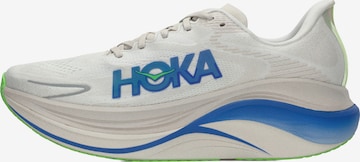 Chaussure de sport 'SKYWARD' HOKA en beige : devant